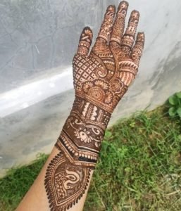 মেহেদী সাজানো হাত